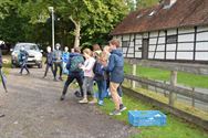 Leerlingen planten bloembollen op Bovy