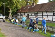 Leerlingen planten bloembollen op Bovy