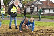 Leerlingen planten bloembollen op Bovy