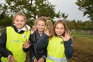 Leerlingen planten bloembollen op Bovy