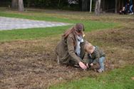 Leerlingen planten bloembollen op Bovy