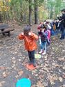 Kleuters gingen op verkenning in het herfstbos