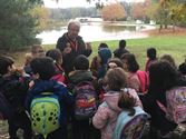 Kleuters gingen op verkenning in het herfstbos