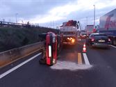 Auto over de kop na botsing