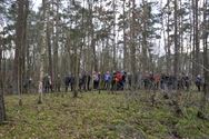 Honderden wandelaars stappen naar de Kluis