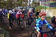 Massa jonge renners in het Zolderse veld