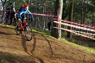 Massa jonge renners in het Zolderse veld