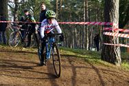 Massa jonge renners in het Zolderse veld