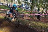 Massa jonge renners in het Zolderse veld