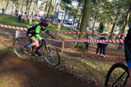 Massa jonge renners in het Zolderse veld