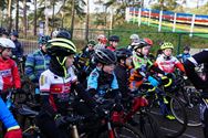 Massa jonge renners in het Zolderse veld