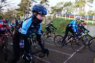 Massa jonge renners in het Zolderse veld