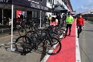 De nieuwste racefietsen testen op het circuit