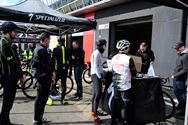 De nieuwste racefietsen testen op het circuit