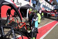 De nieuwste racefietsen testen op het circuit