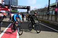 De nieuwste racefietsen testen op het circuit