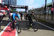 De nieuwste racefietsen testen op het circuit