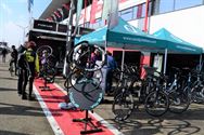 De nieuwste racefietsen testen op het circuit