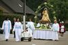 Jong en oud stapt op in Sacramentsprocessie