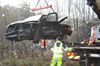 Pick-up stort van snelwegbrug