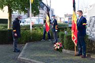 Bloemenhulde aan monument in Zolder