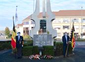 Bloemenhulde aan monument in Zolder