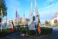 Bloemenhulde aan monument in Zolder