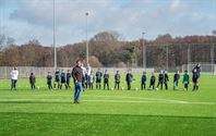 De kunstgrasvelden zijn ingetrapt