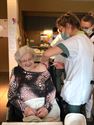 BoCasa viert tweede vaccinatie met reuzentaart