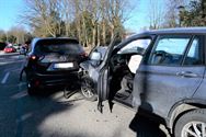 Eén gewonde bij botsing tussen drie auto's