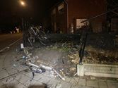 Auto richt ravage in voortuin aan