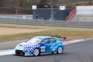 De geblokte vlag valt weer op het circuit