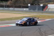 De geblokte vlag valt weer op het circuit
