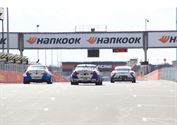 De geblokte vlag valt weer op het circuit