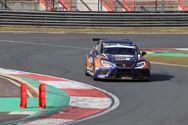 De geblokte vlag valt weer op het circuit