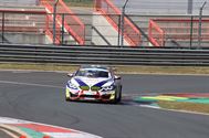 De geblokte vlag valt weer op het circuit