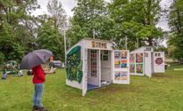 De zomersproeten regenden weg ...