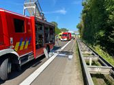 Snelweg versperd door vrachtwagenbotsing