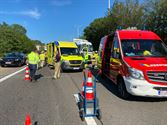 Snelweg versperd door vrachtwagenbotsing