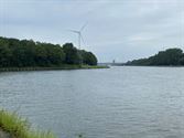 Hoge waterstand, weinig schepen op het kanaal