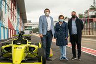 Elektrische racewagen rijdt nieuw ronderecord