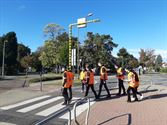 Leerlingen helpen bij de verkeersafwikkeling
