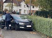 Auto zwaar beschadigd, boompje geknakt