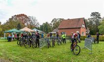 Veel mountainbikers aan De Veen