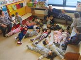 Pagadders in hun pyjama op school