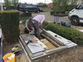 Vrijwilligers renoveren graf pastoor Ballings