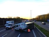 Aanhangwagen gekanteld op snelweg