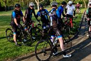 Sportieve fietsers langs de brandweerposten