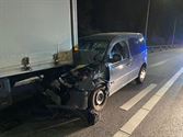 Bestelwagen knalt achterop vrachtwagen