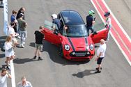 Duizenden mini's overspoelen Circuit Zolder